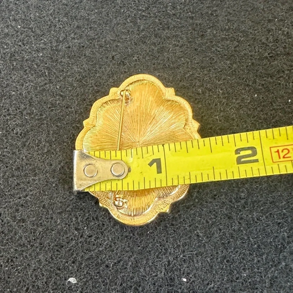 Vintage Gold Tone Pink Cabochon Faux Pearl Scalloped Edge Brooch‎ pin  EUC